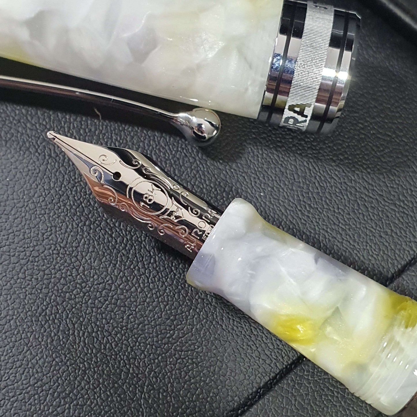Aurora Optima Caleidoscopio Luce Bianca Fountain Pen 996-CKW (Limited Edition)