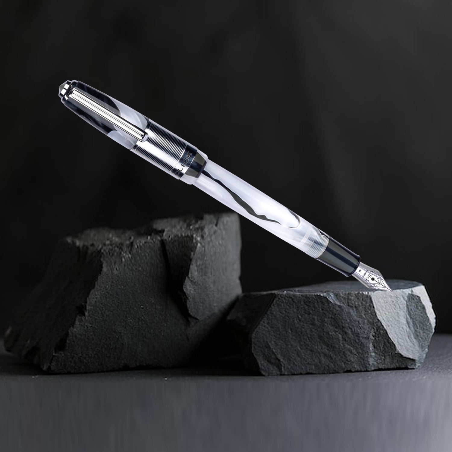 Click Retro White Black CT Fountain Pen CLK2100EBK