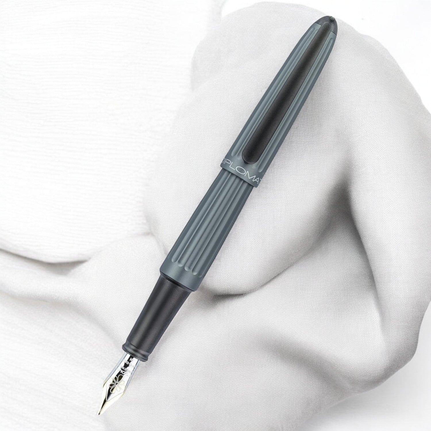 Diplomat Aero Grey 14K Gold Fountain Pen