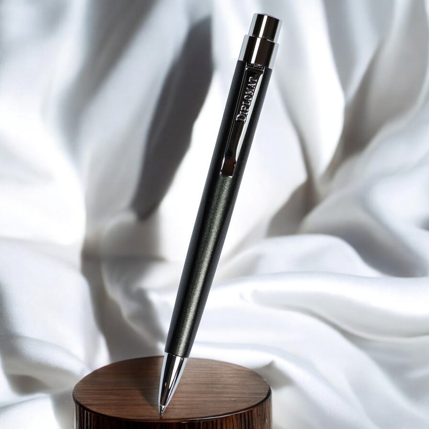 Diplomat Magnum Crow Black Ball Pen D40902040