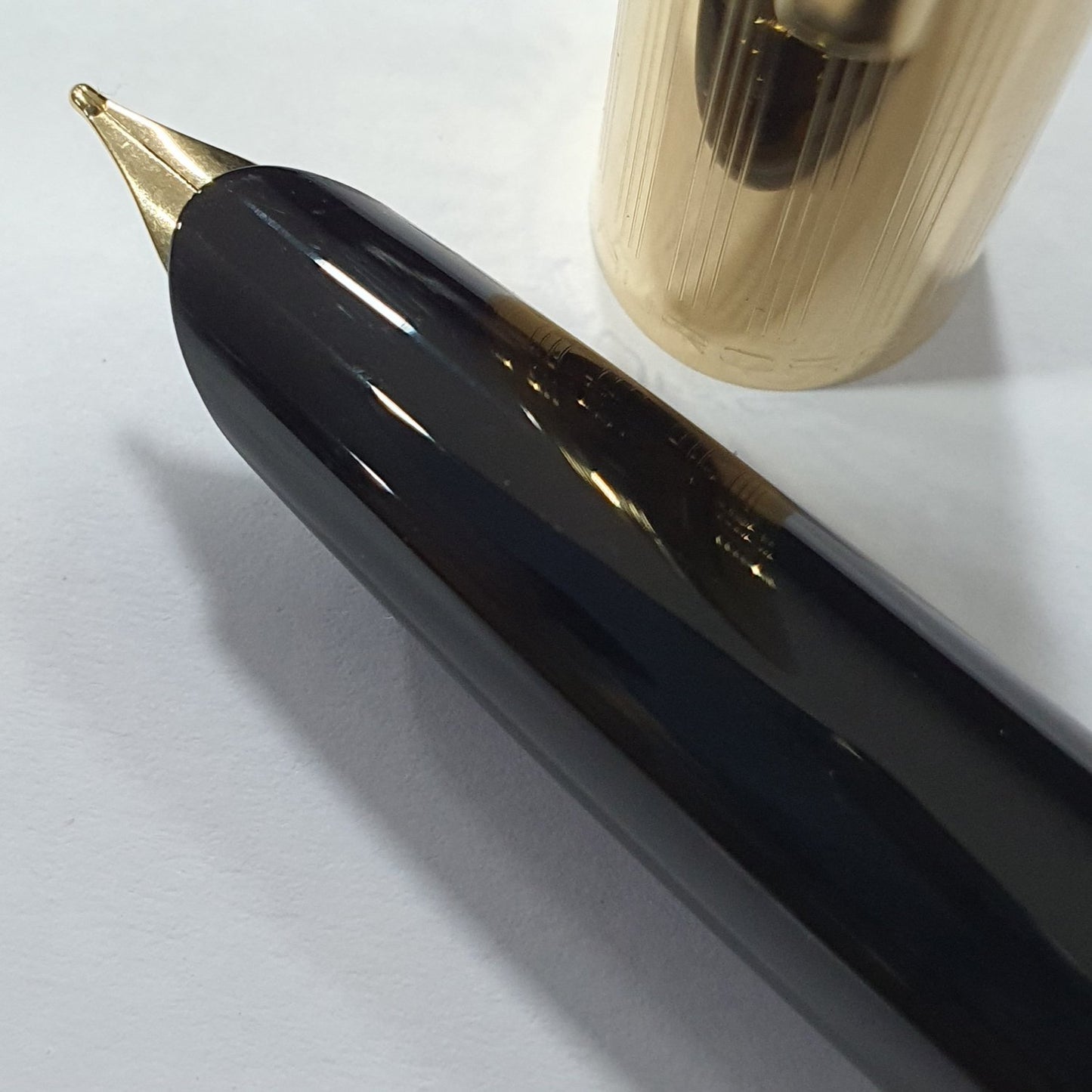 Aurora Duo Cart Burgundy Fountain Pen wih hooded nib