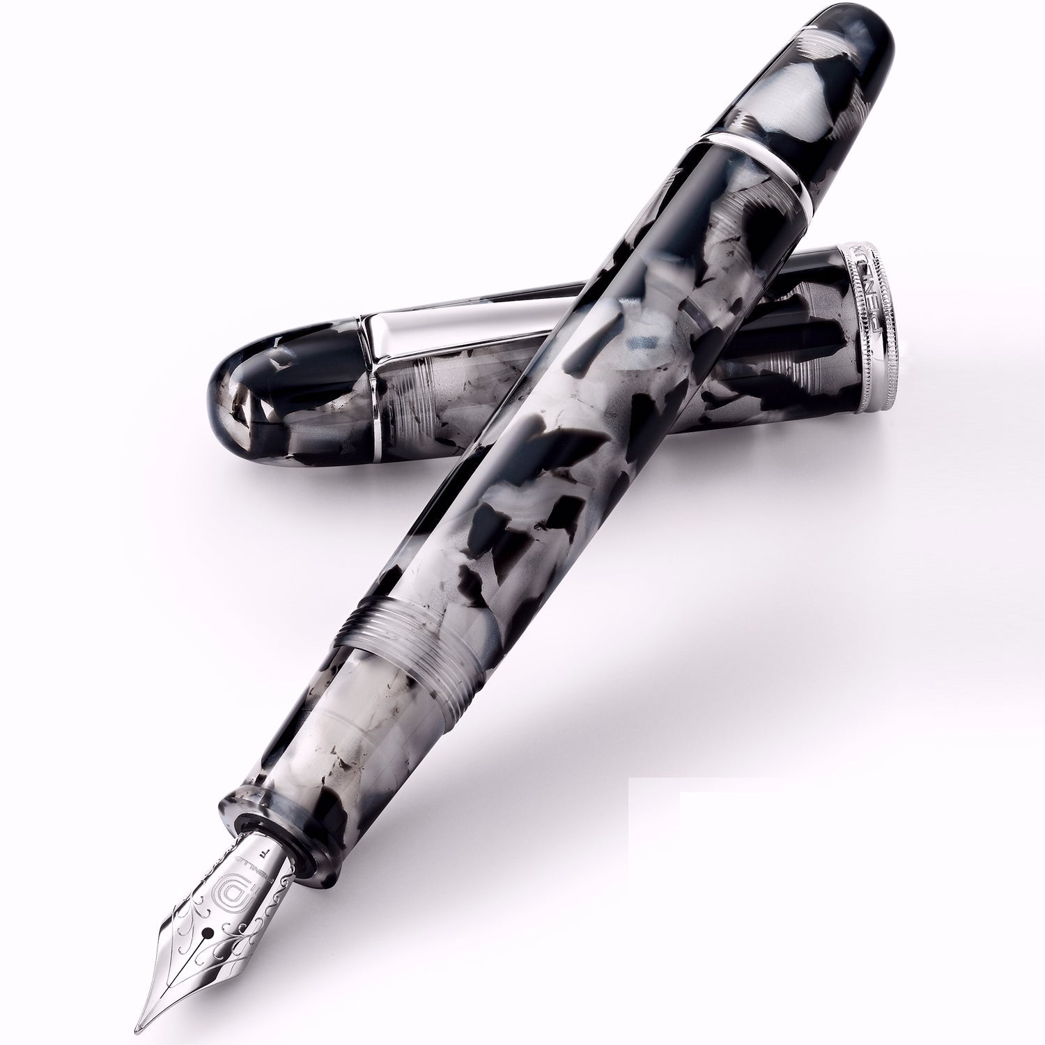 Penlux Masterpiece Grande Koi Black/White CT Fountain Pen