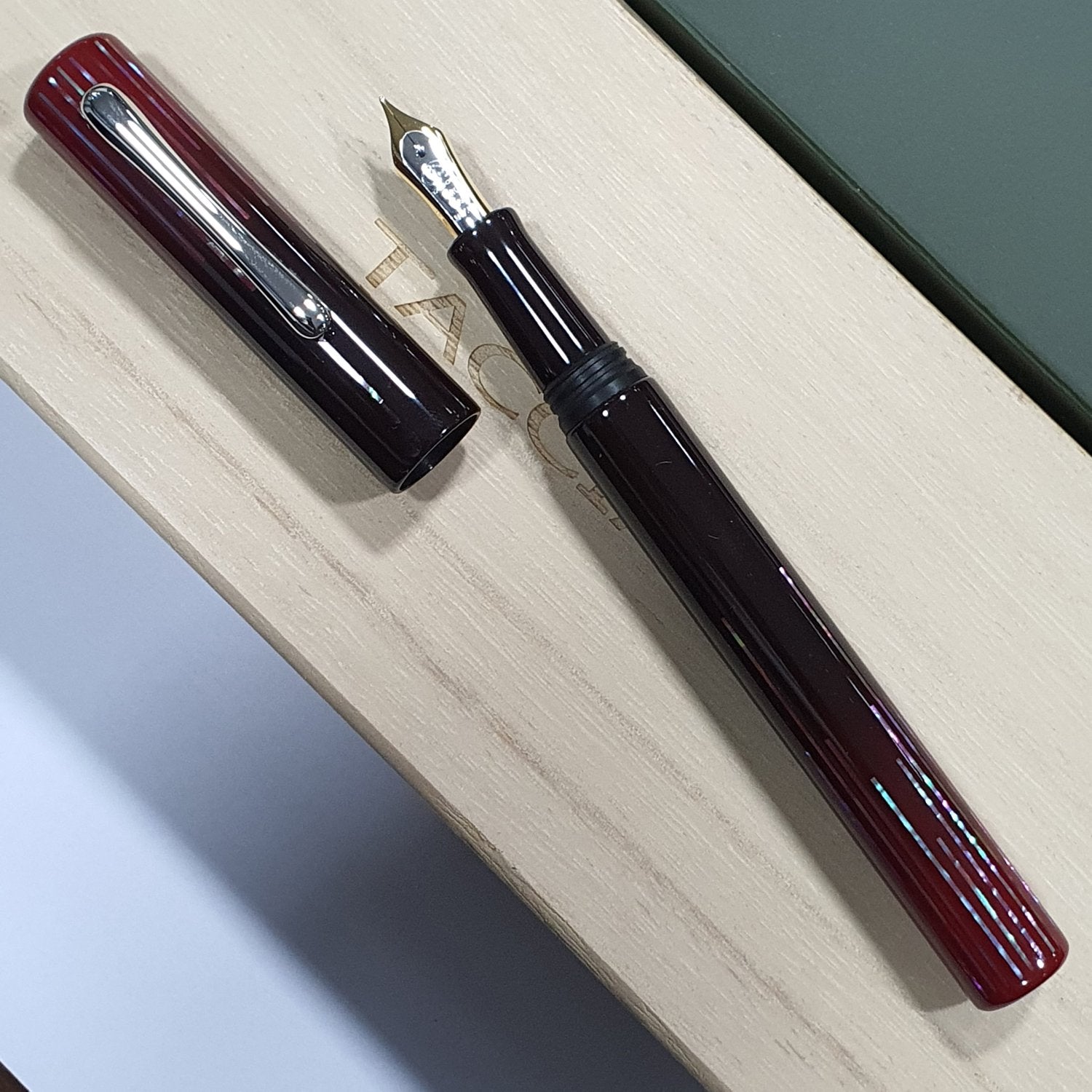 Taccia Ama-Iro Raden Haruakane Fountain Pen TF-003-RD (Limited Edition)