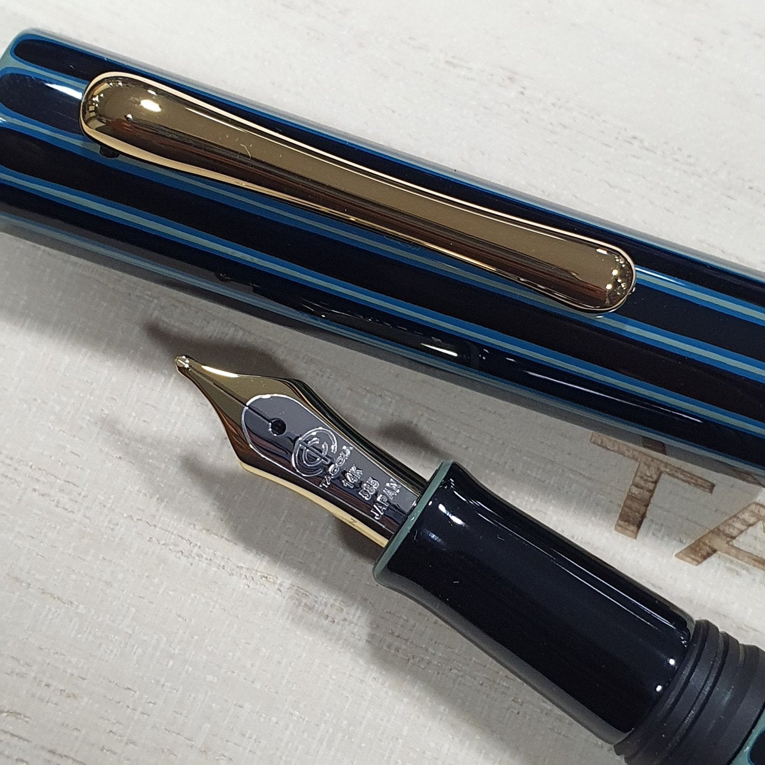 Taccia Kaku-Tate Urushi Asagi Fountain Pen TKT-14F-AS